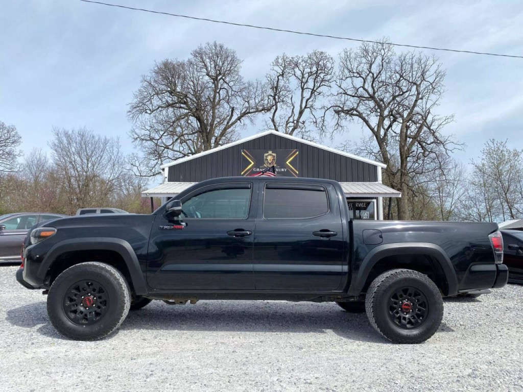 2018 Toyota Tacoma Image 2