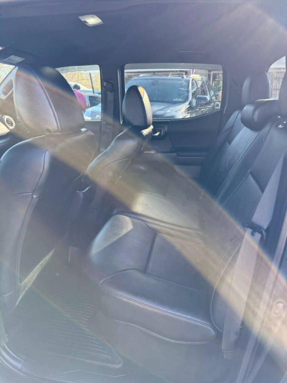 2018 Toyota Tacoma Image 18