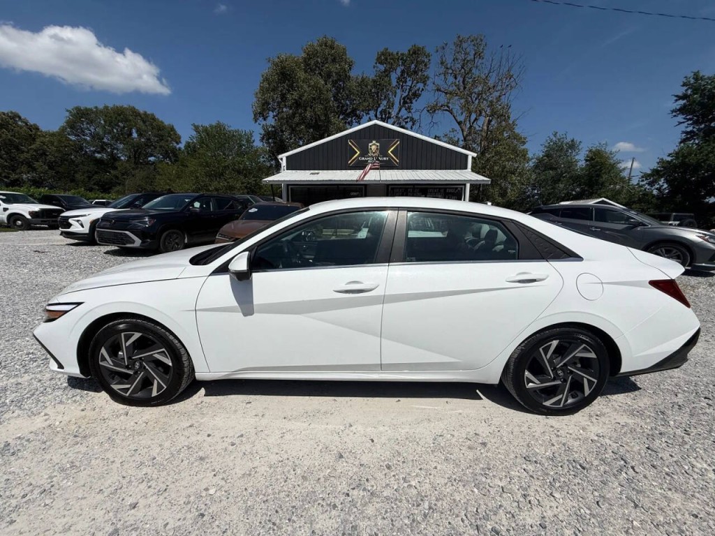 2024 Hyundai Elantra Image 2