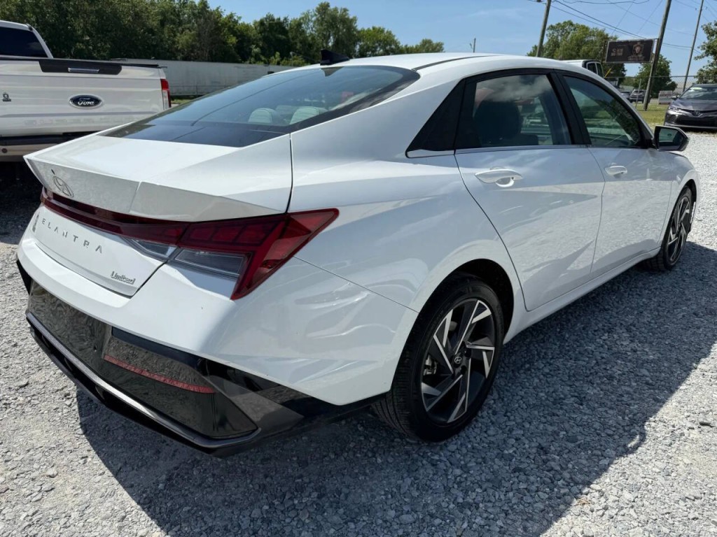 2024 Hyundai Elantra Image 4