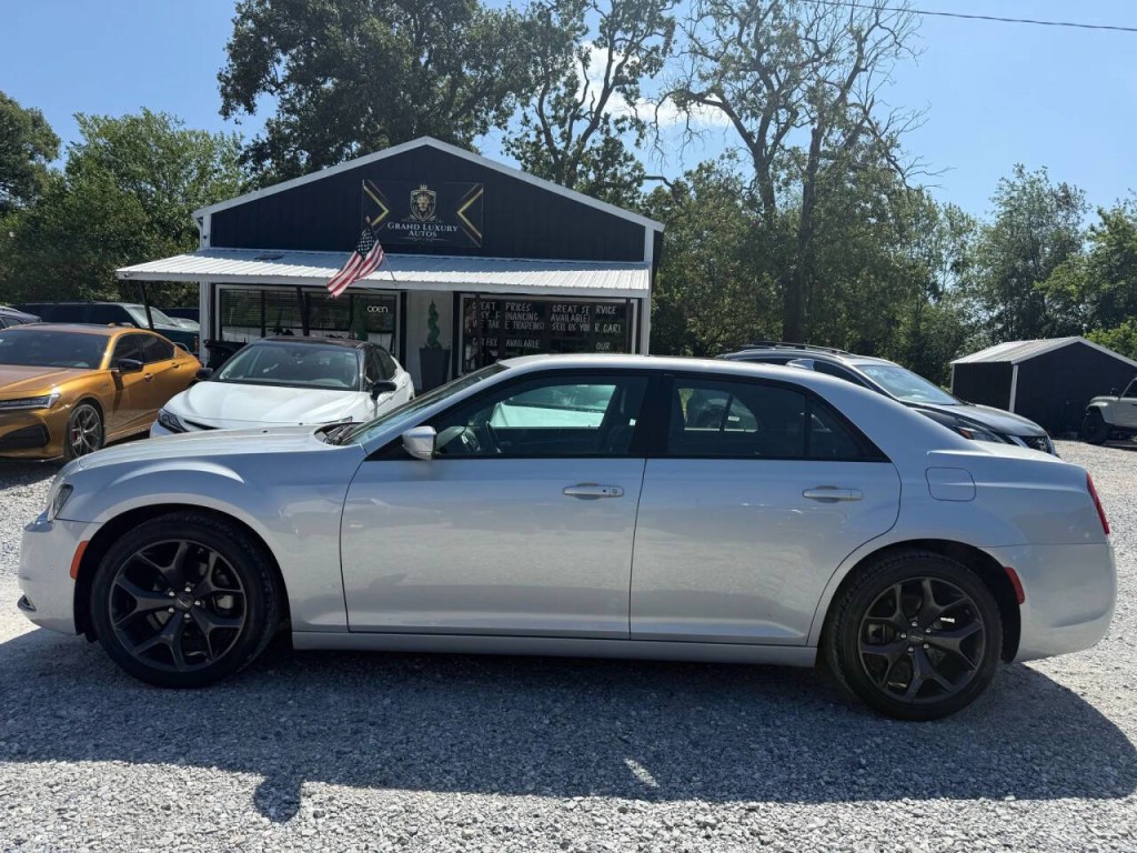 2023 Chrysler 300 Image 2