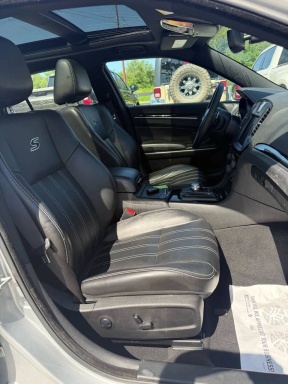 2023 Chrysler 300 Image 7