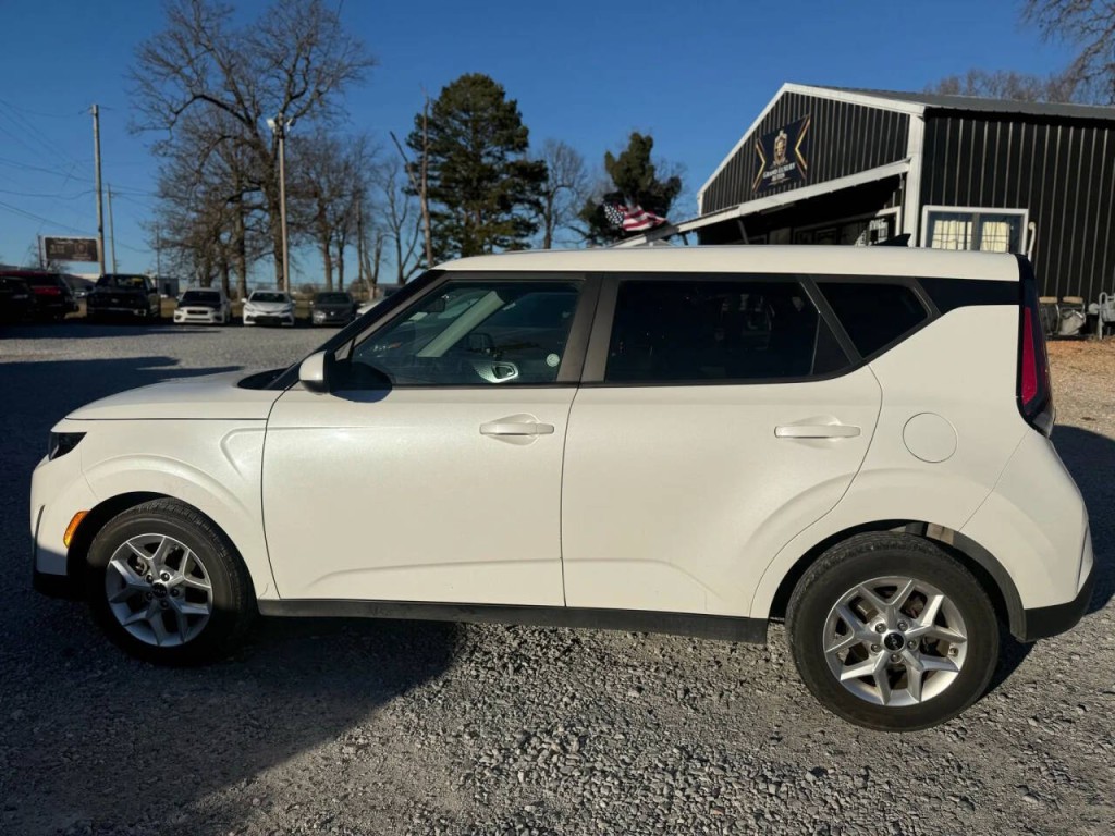 2023 Kia Soul Image 2