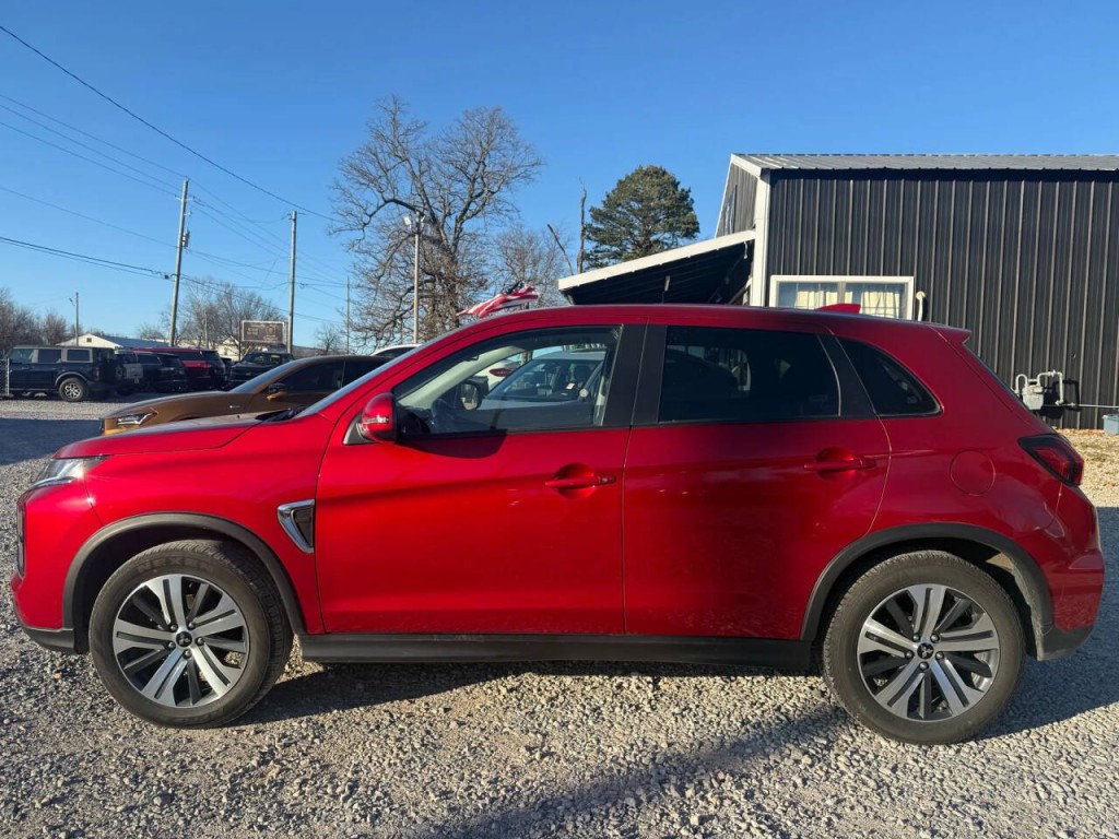 2024 Mitsubishi Outlander Image 2