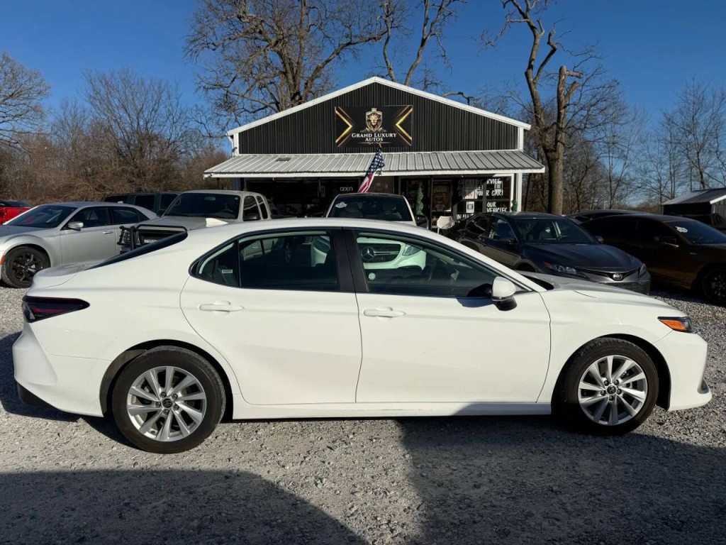 2024 Toyota Camry Image 1