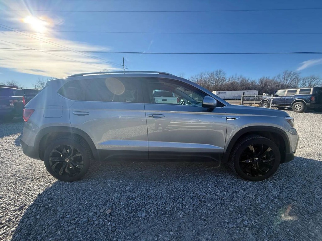 2024 Volkswagen Taos Image 1