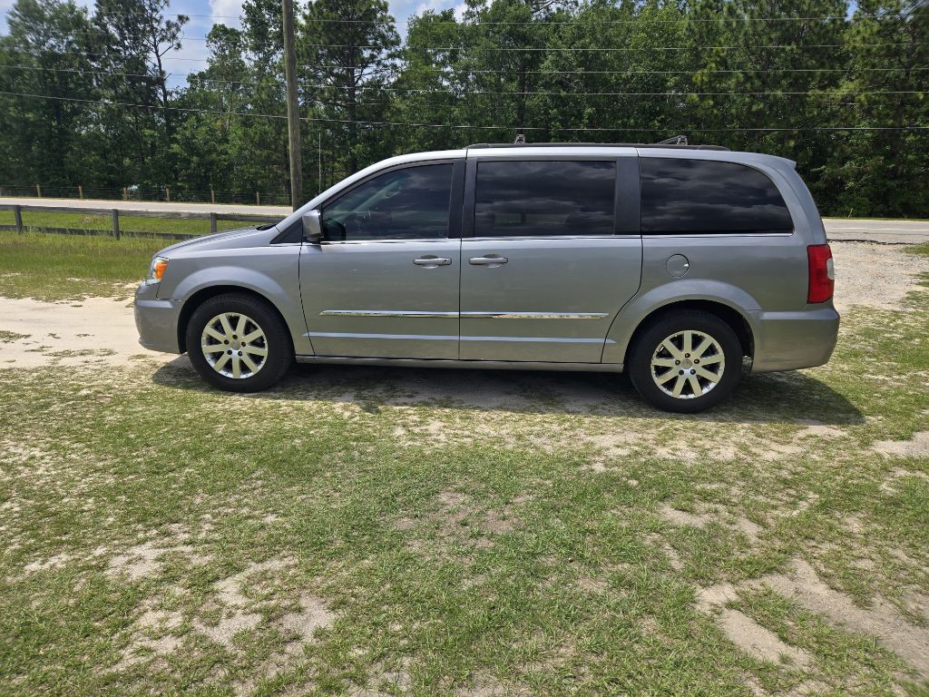 2015 Chrysler Town & Country Image 2