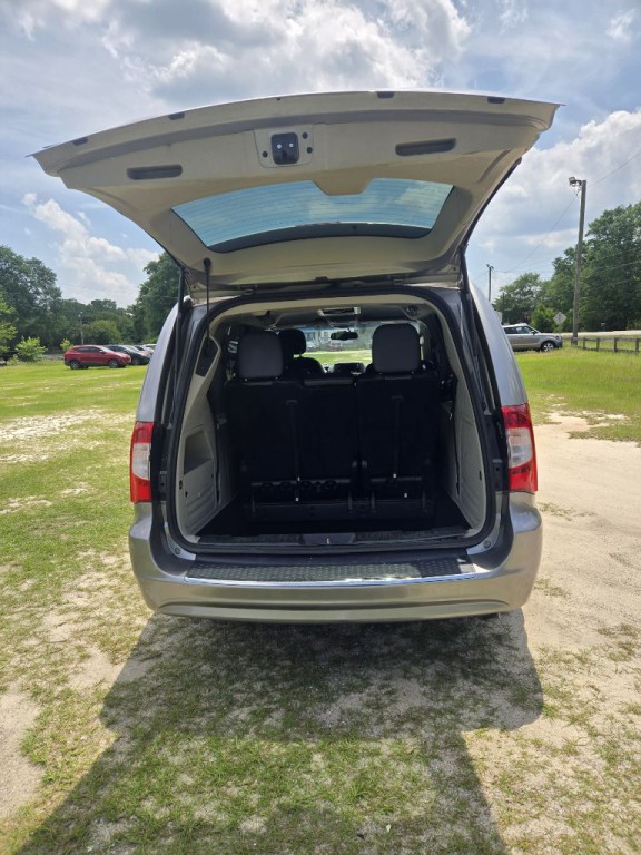 2015 Chrysler Town & Country Image 3