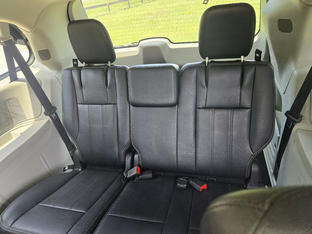 2015 Chrysler Town & Country Image 6