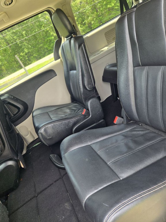 2015 Chrysler Town & Country Image 7