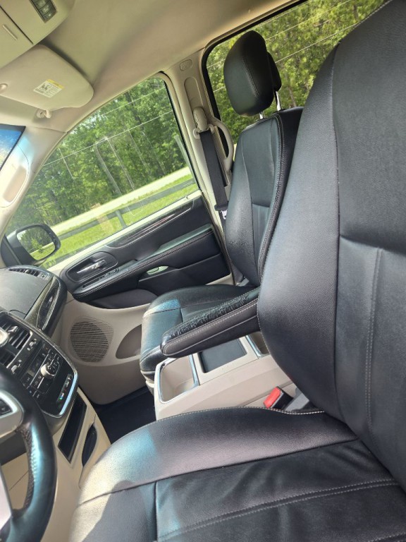 2015 Chrysler Town & Country Image 8