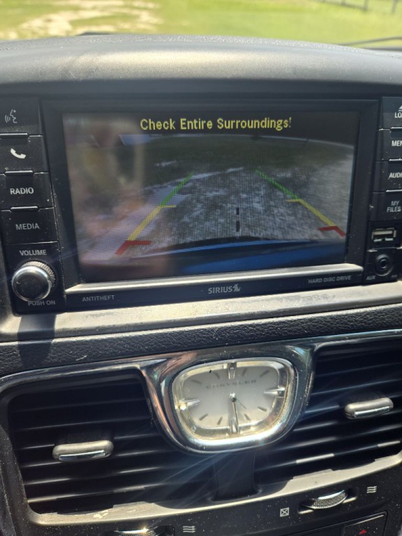 2015 Chrysler Town & Country Image 9