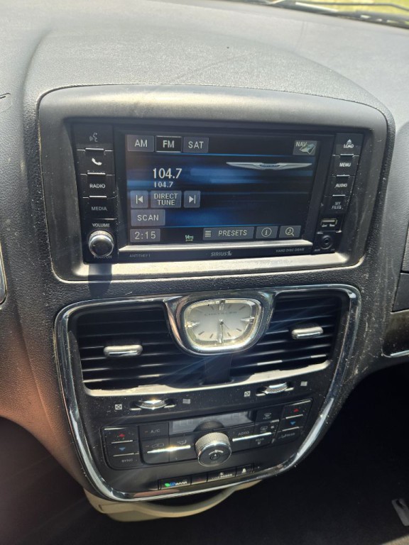 2015 Chrysler Town & Country Image 10