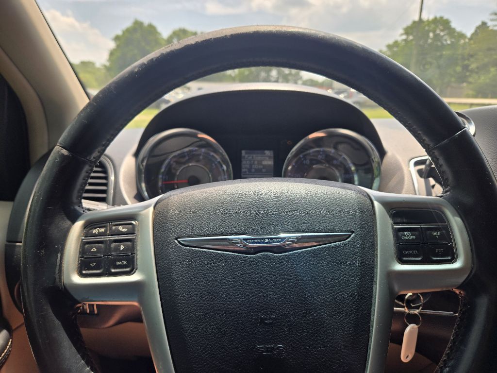 2015 Chrysler Town & Country Image 11