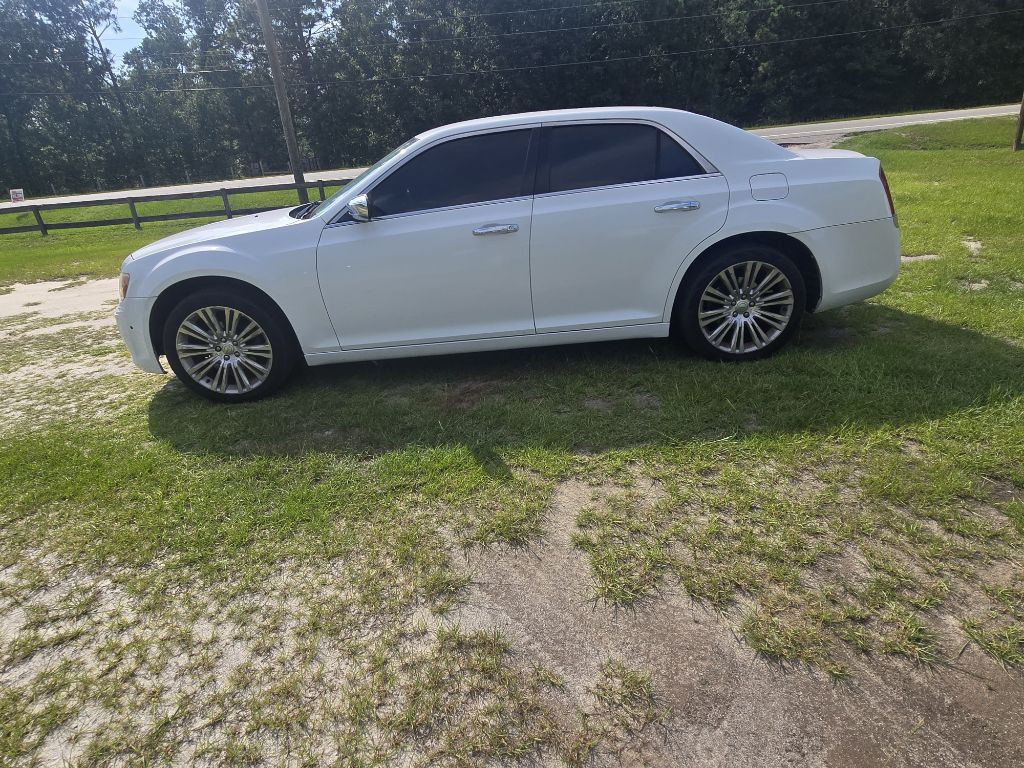2011 Chrysler 300 Image 3