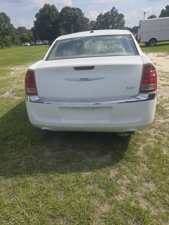 2011 Chrysler 300 Image 4