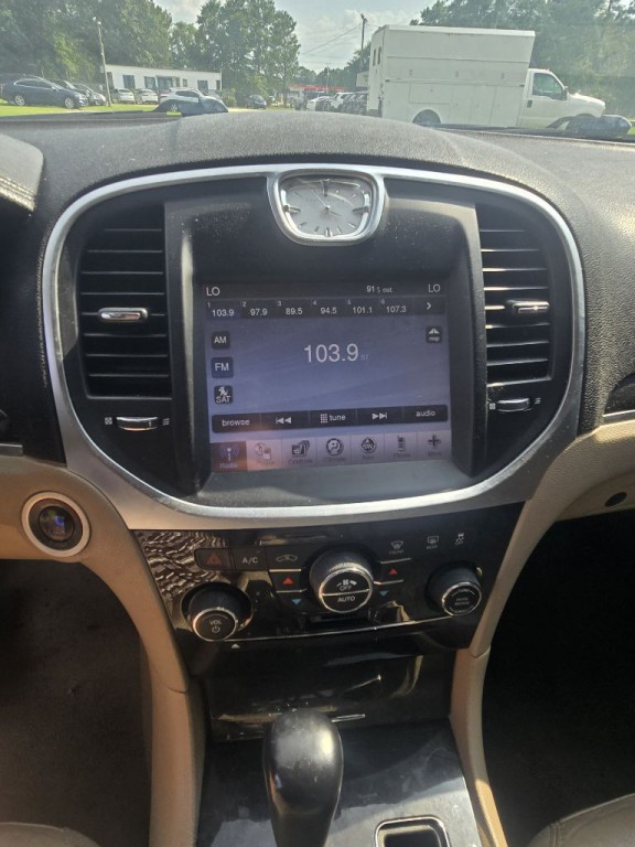 2011 Chrysler 300 Image 8