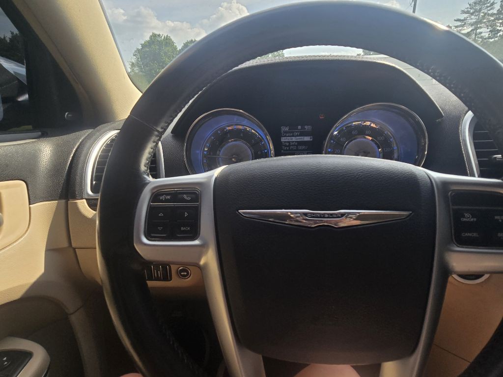 2011 Chrysler 300 Image 10