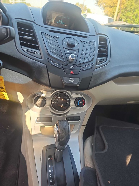 2014 Ford Fiesta Image 6