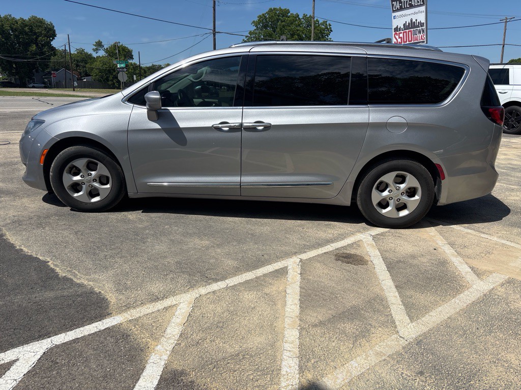 2017 Chrysler Pacifica Image 8