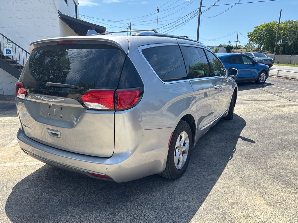 2017 Chrysler Pacifica Image 13