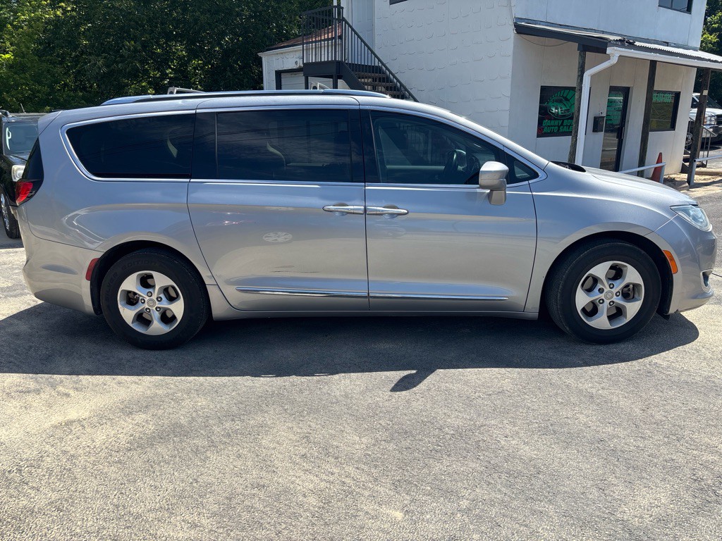 2017 Chrysler Pacifica Image 17