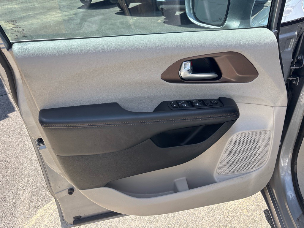 2017 Chrysler Pacifica Image 25