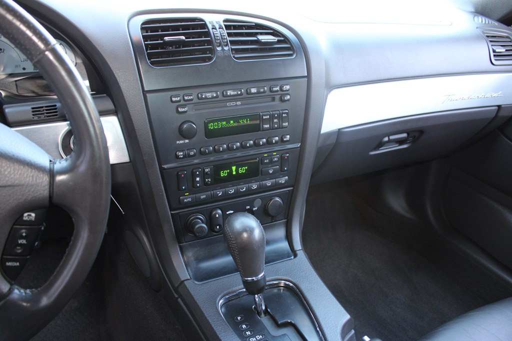 2002 Ford Thunderbird Image 30