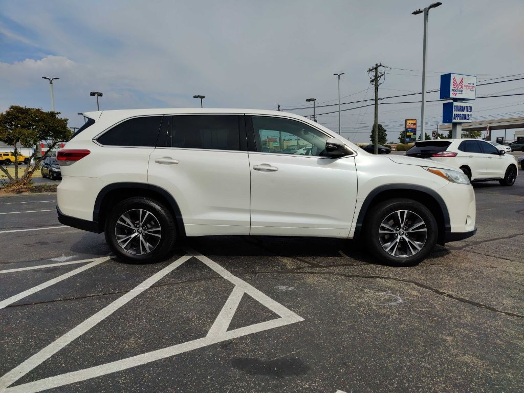 2017 Toyota Highlander Image 2