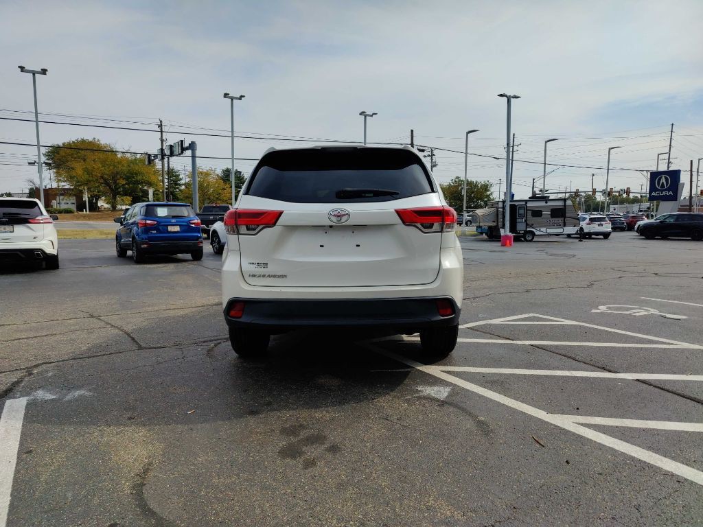 2017 Toyota Highlander Image 9