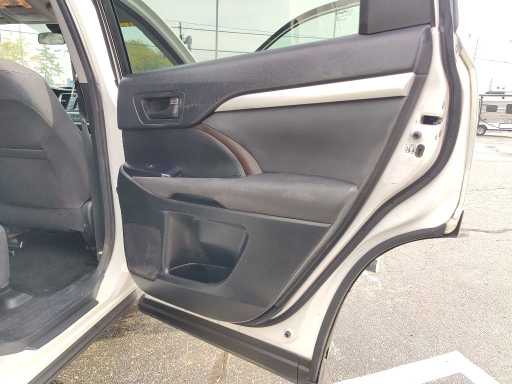 2017 Toyota Highlander Image 12
