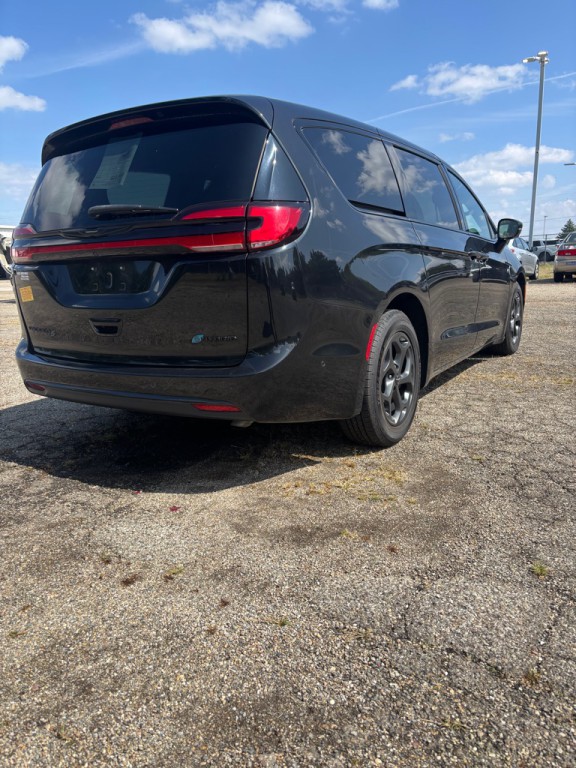 2022 Chrysler Pacifica Image 3