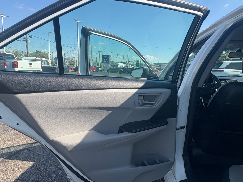 2017 Toyota Camry Image 7