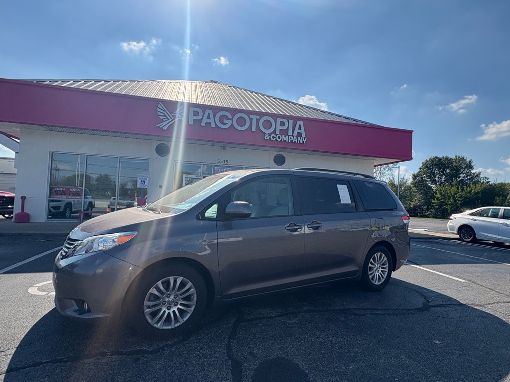 2014 Toyota Sienna Image 2