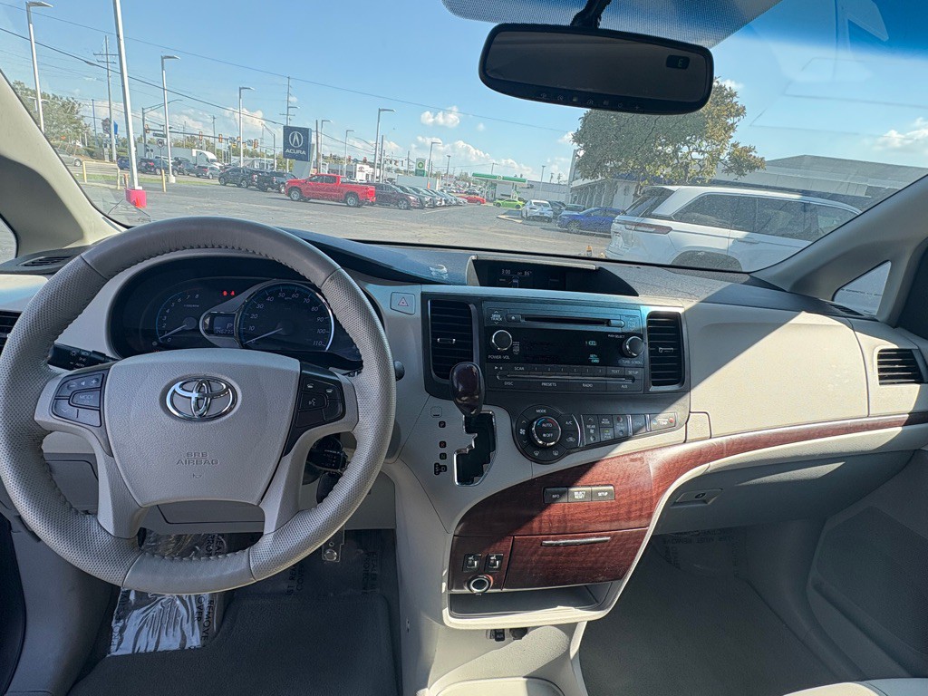 2014 Toyota Sienna Image 3