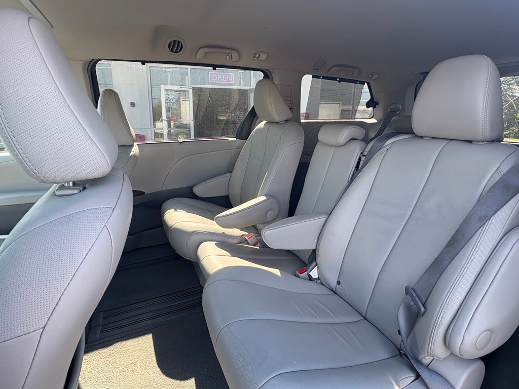 2014 Toyota Sienna Image 4