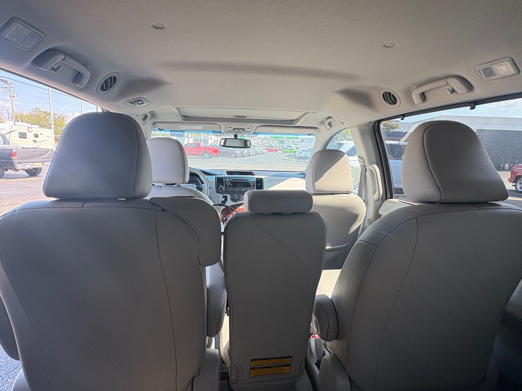 2014 Toyota Sienna Image 5