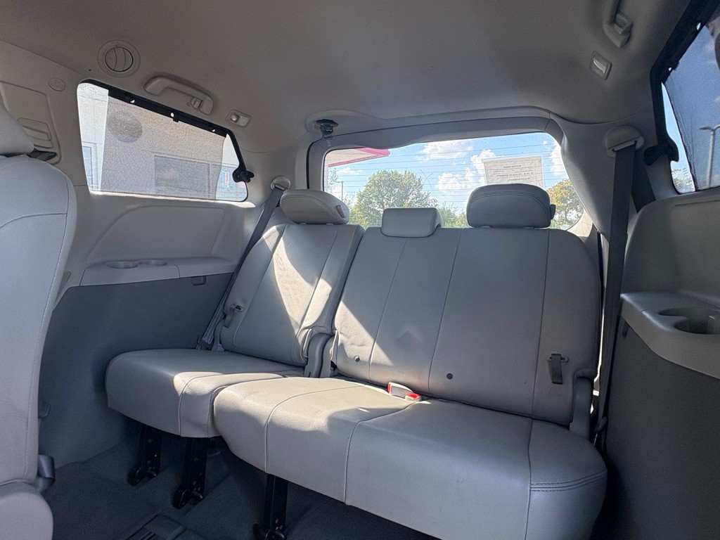 2014 Toyota Sienna Image 6