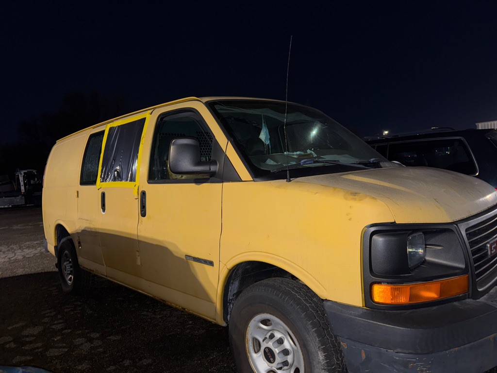 2005 GMC Savana Image 2