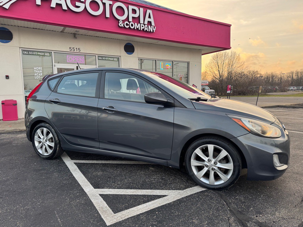 2012 Hyundai Accent Image 2