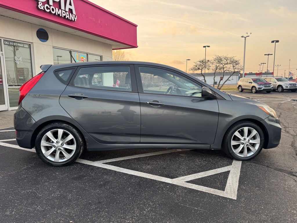2012 Hyundai Accent Image 3