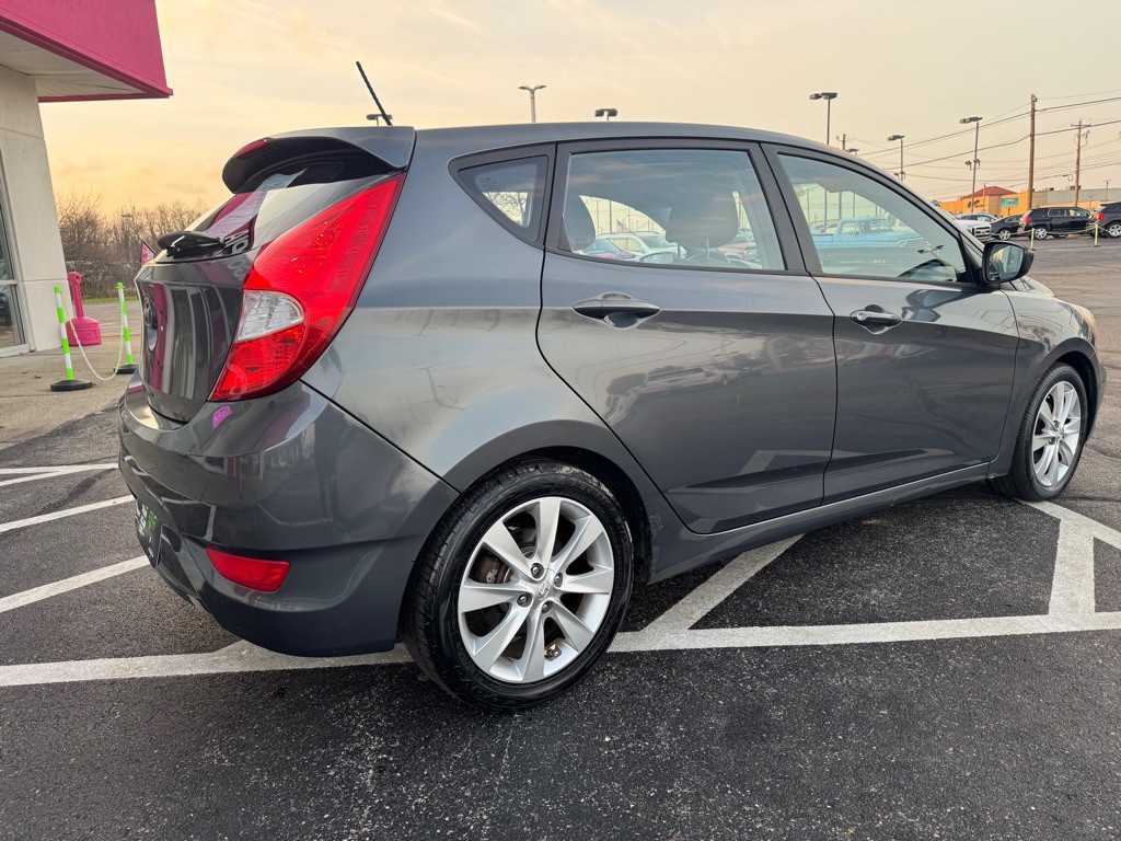 2012 Hyundai Accent Image 4