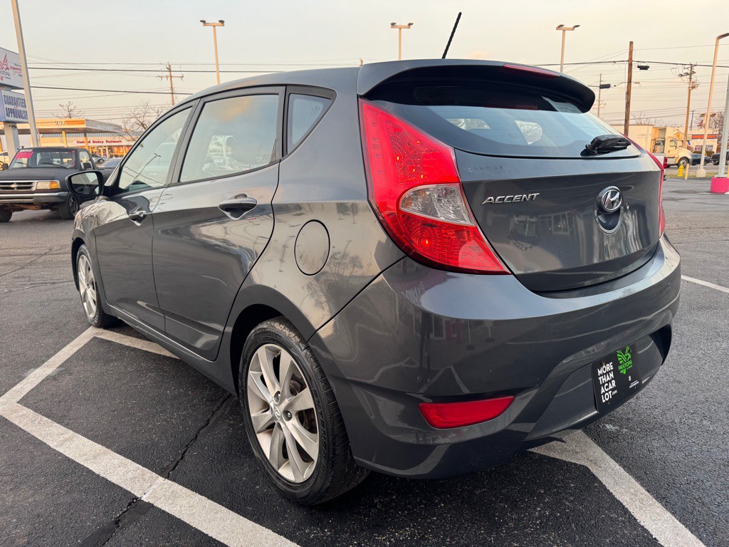 2012 Hyundai Accent Image 6