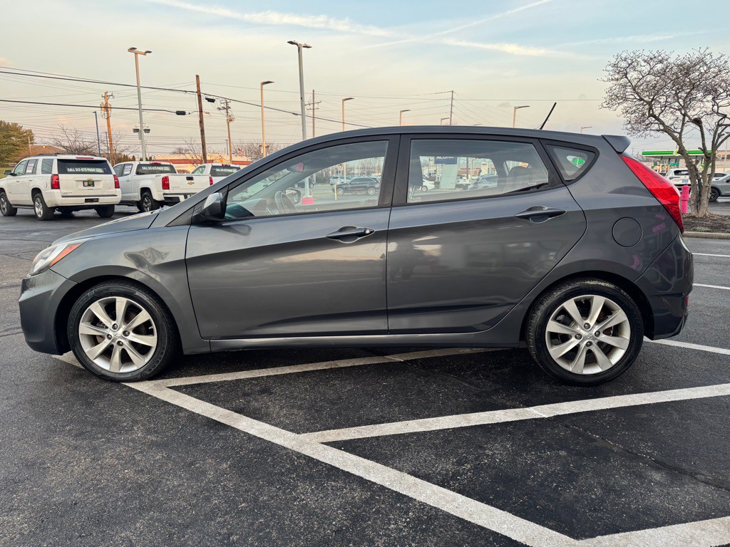 2012 Hyundai Accent Image 7