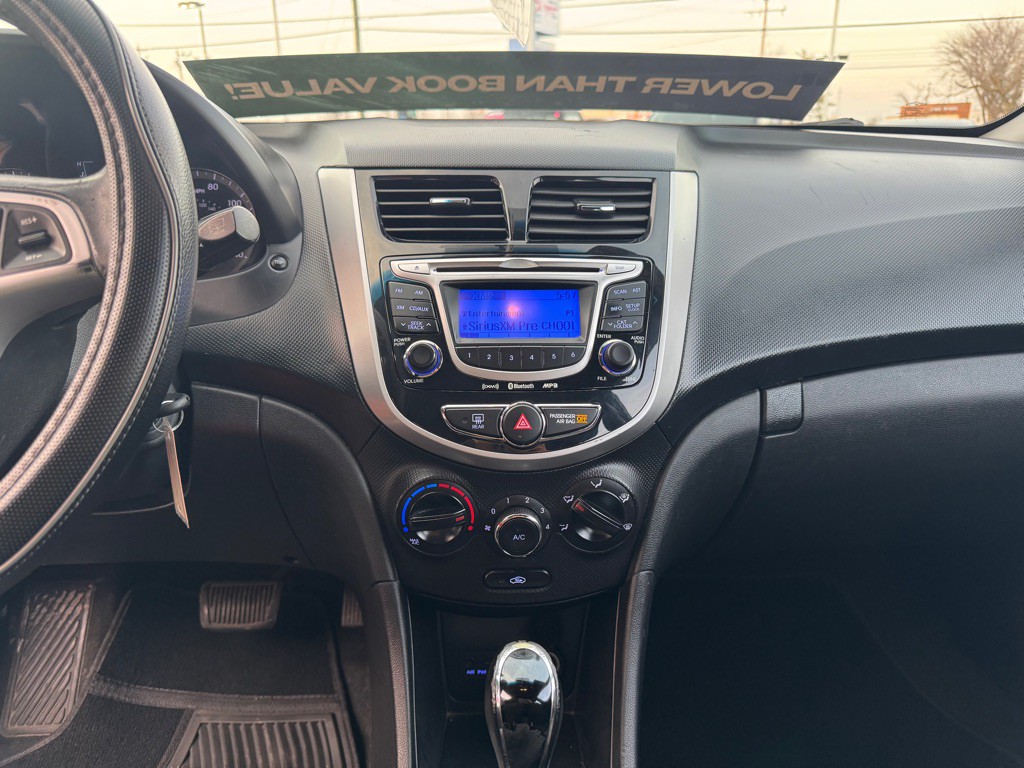 2012 Hyundai Accent Image 10