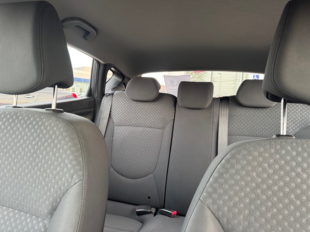 2012 Hyundai Accent Image 13