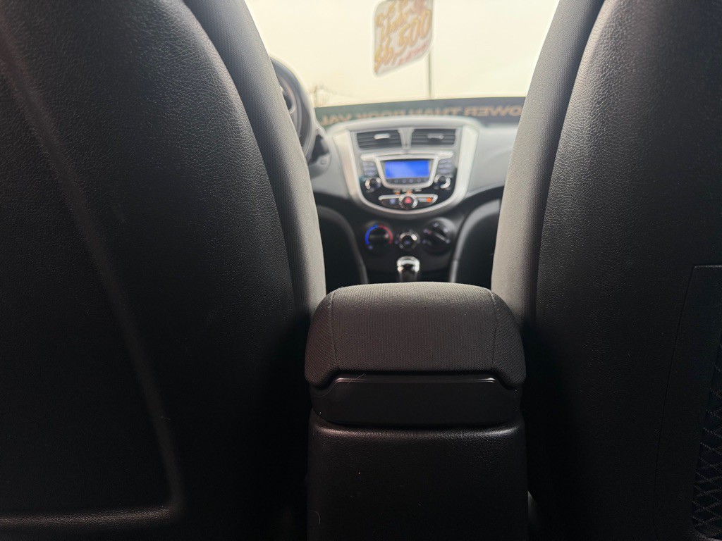 2012 Hyundai Accent Image 15