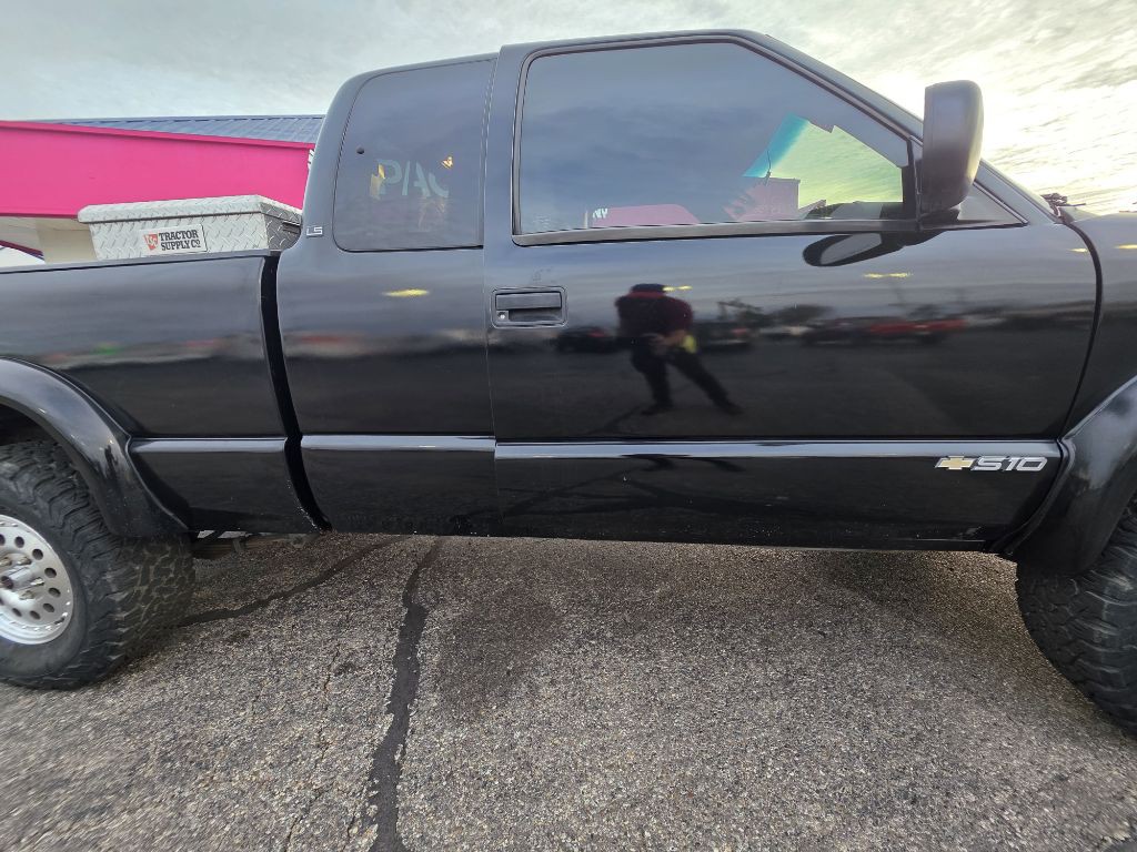 2002 Chevrolet S10 Image 25