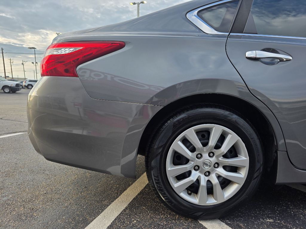 2017 Nissan Altima Image 9