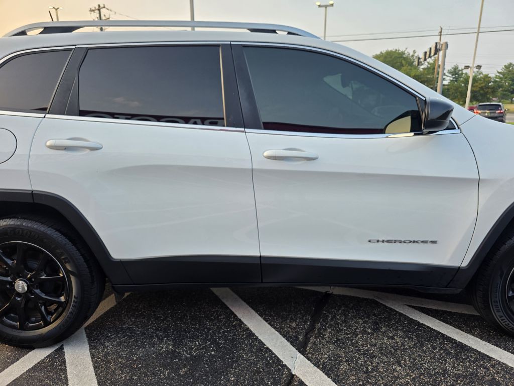 2017 Jeep Cherokee Image 16